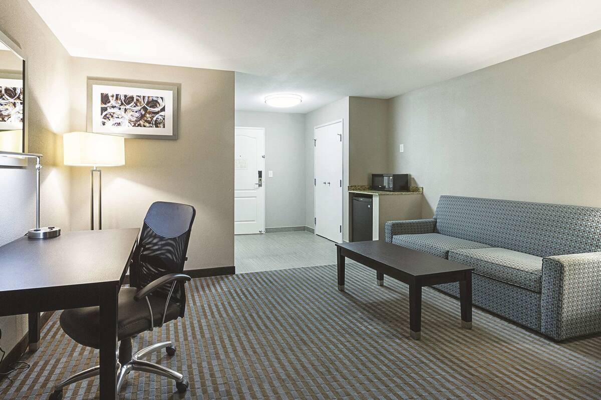 Deluxe Room, 1 King Bed, Accessible (Mobility Accessible) | Premium bedding, pillowtop beds, desk, blackout drapes