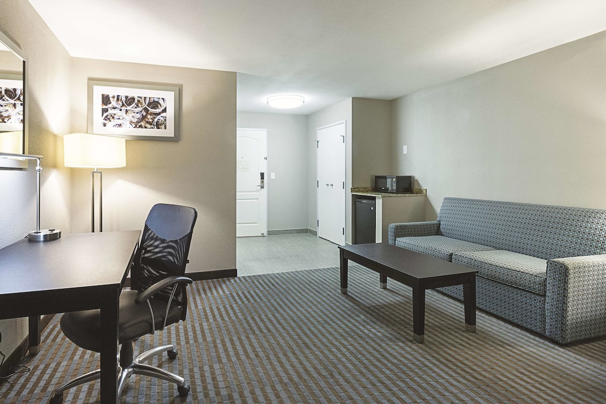 Deluxe kamer, 1 kingsize bed, toegankelijk voor mindervaliden (Mobility Accessible) | Luxe beddengoed, pillowtop-bedden, een bureau, verduisterende gordijnen