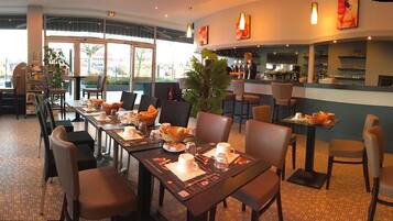 Frokostbuffé hver dag (EUR 8.5 per person)