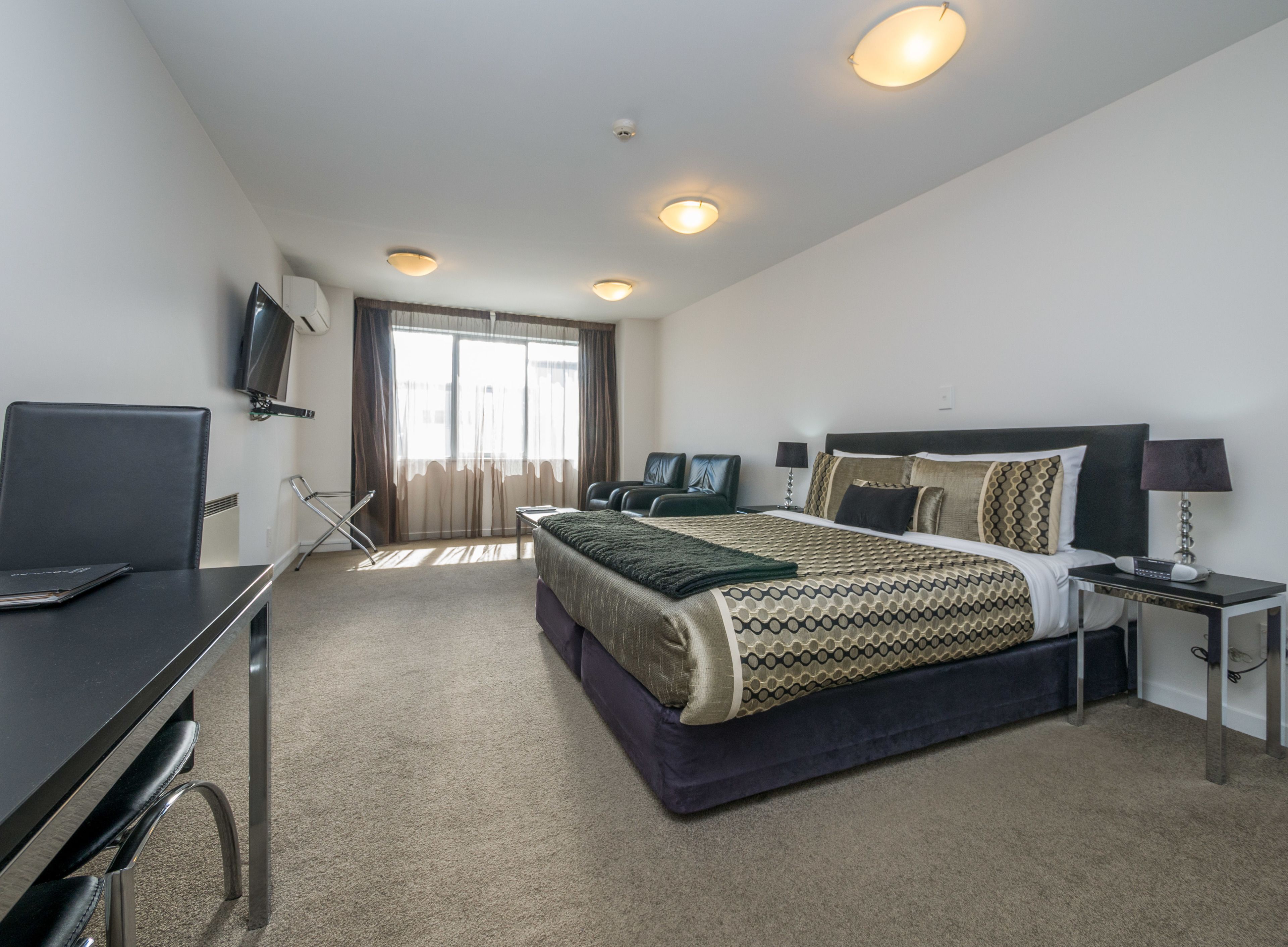 Sengetøy av topp kvalitet, safe på rommet og skrivebord