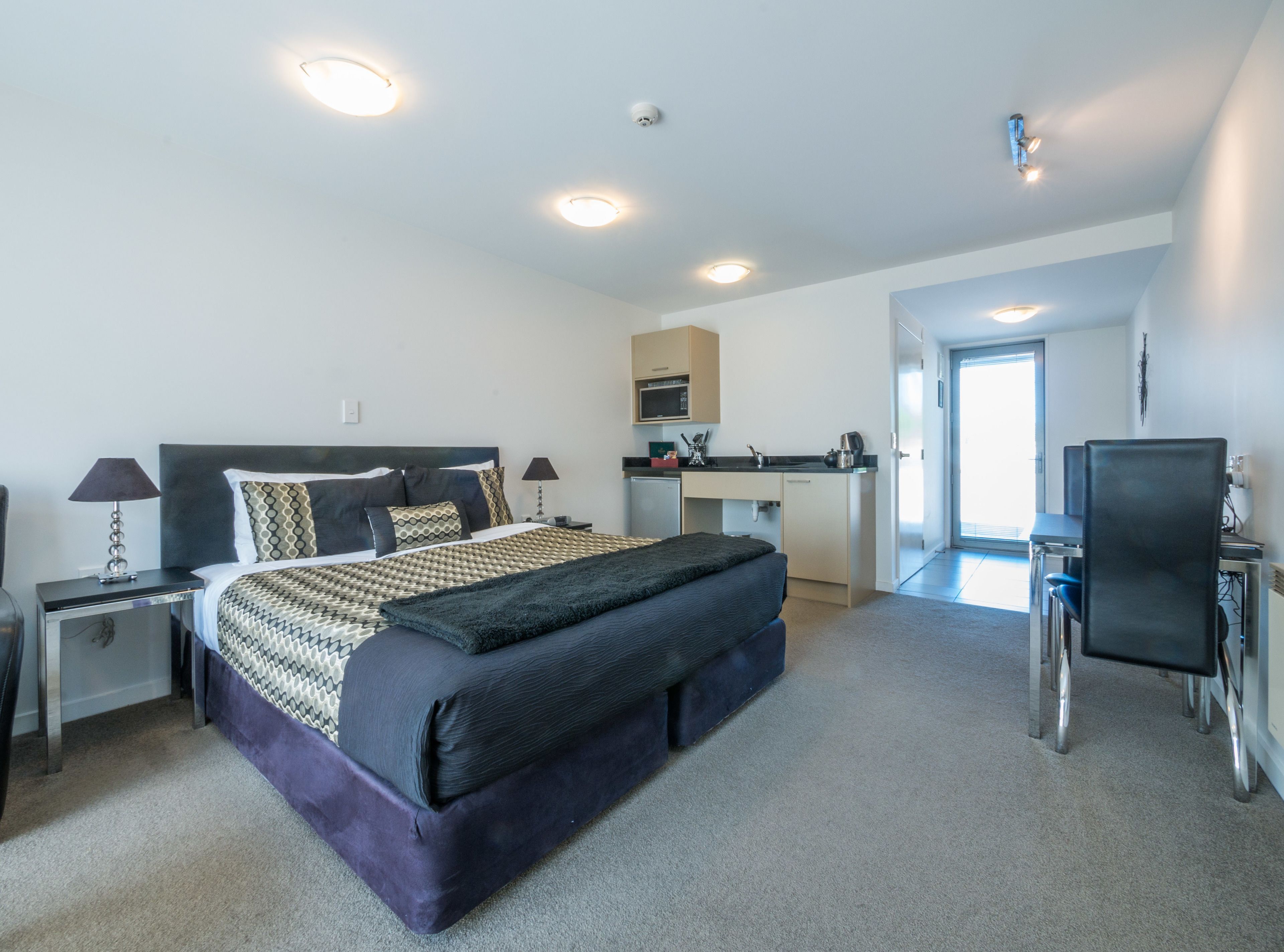 Sengetøy av topp kvalitet, safe på rommet og skrivebord