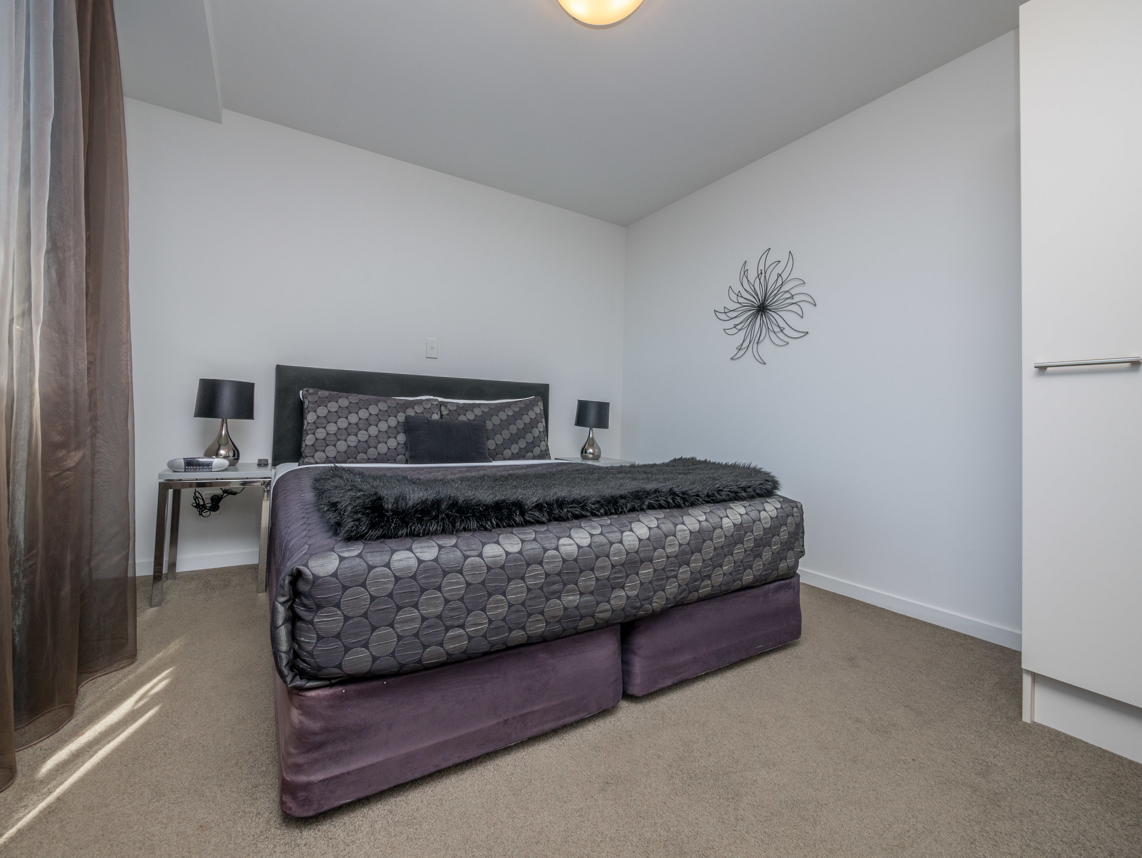 Sengetøy av topp kvalitet, safe på rommet og skrivebord