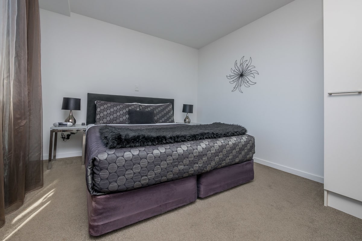 Premium bedding, in-room safe, desk, iron/ironing board