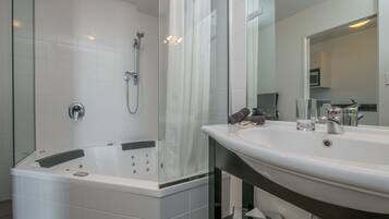 Gratis toiletartikelen, een haardroger, handdoeken