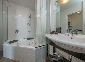 Free toiletries, hair dryer, towels - Bellano Motel Suites (Christchurch)