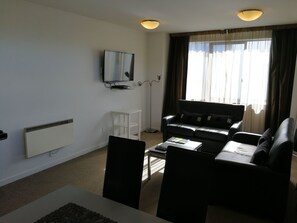 Literie de qualité, coffre-fort, bureau, fer et planche à repasser