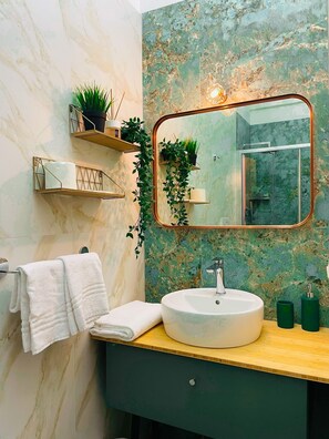 Double Room | Bathroom | Free toiletries, hair dryer, slippers, bidet