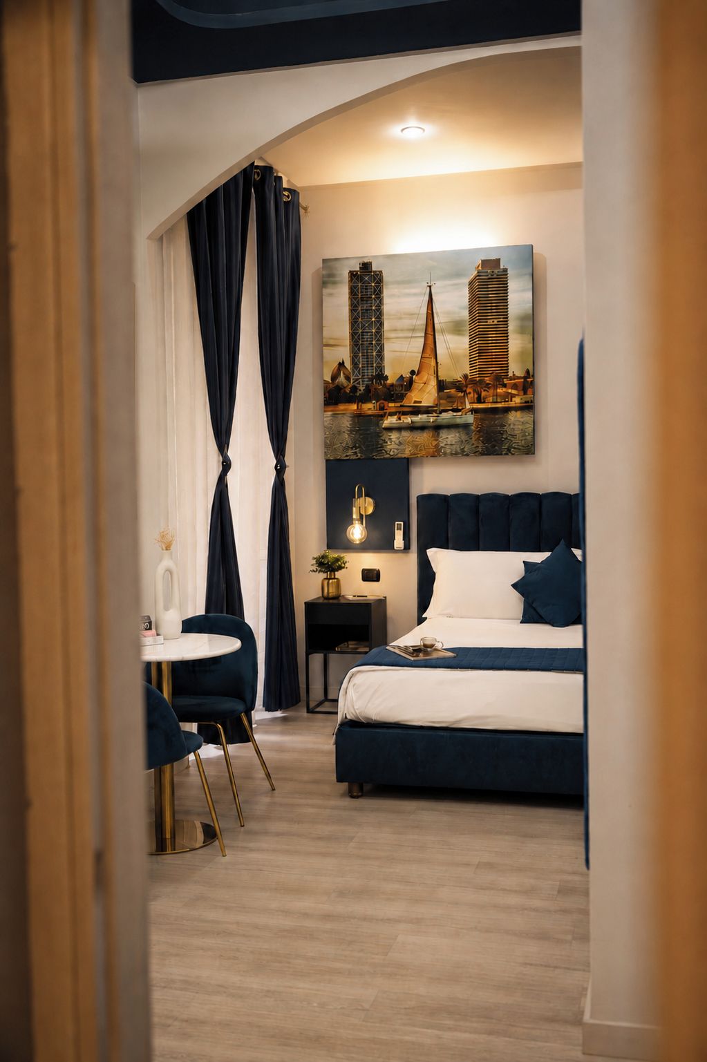 Une chambre d’hôtel moderne, équipée d’un lit, d’un bureau et d’une chaise.