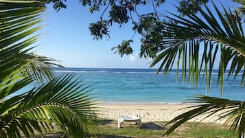 Sulla spiaggia, sabbia bianca, lettini da mare, teli da spiaggia