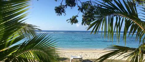 Sur la plage, sable blanc, chaise longue, serviettes de plage