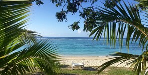 On the beach, white sand, sun-loungers, beach towels - Rarotonga Villas (Rarotonga)