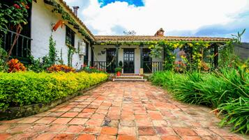 Bungalow, 2 Bedrooms | Individually decorated, desk, blackout drapes, free WiFi