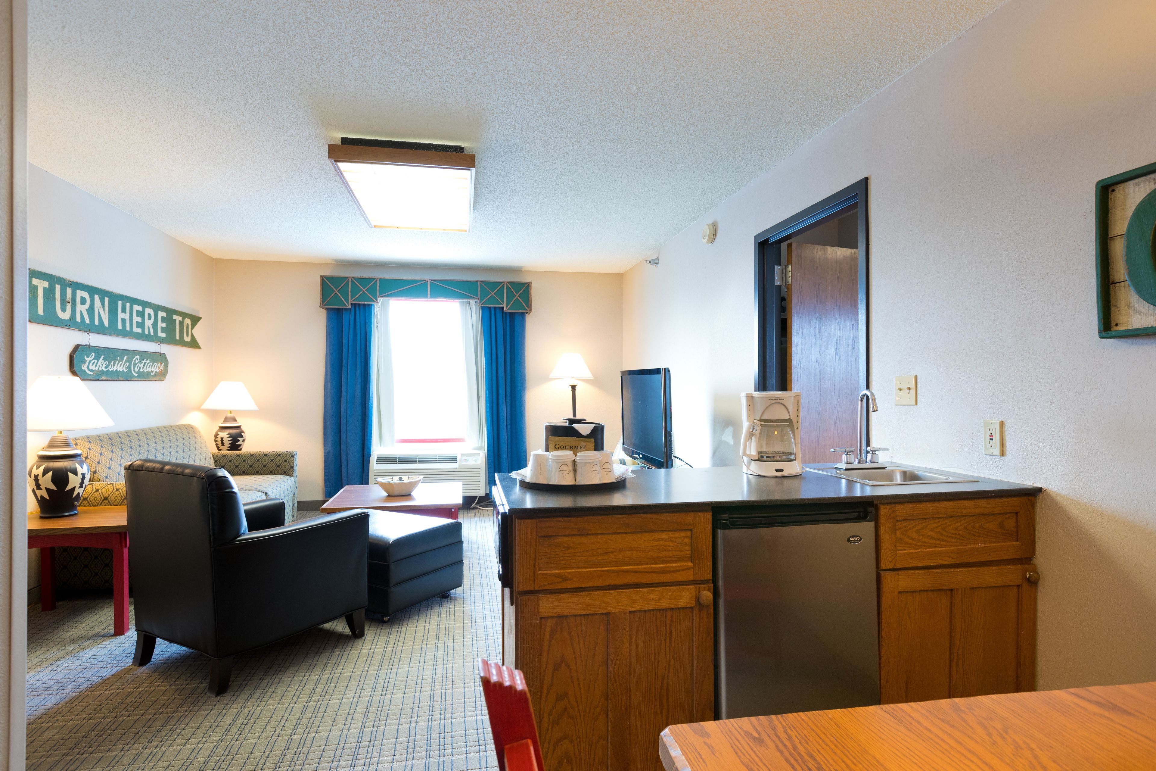 family suite | living area | 37-inch flat-screen tv with premium tv channels, tv