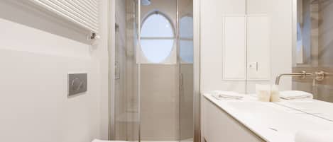 Shower, free toiletries, hair dryer, bidet