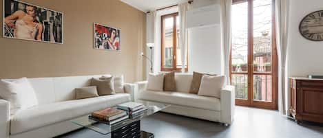 Appartamento con 1 Camera da Letto, Corso Garibaldi 34 | Ruang tamu | TV skrin rata