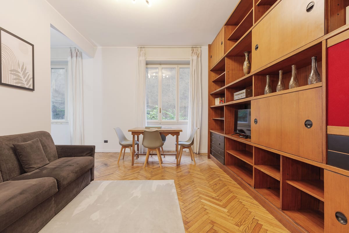 Appartamento con 2 Camere da Letto, Corso Garibaldi 64 | 起居区 | 平板电视