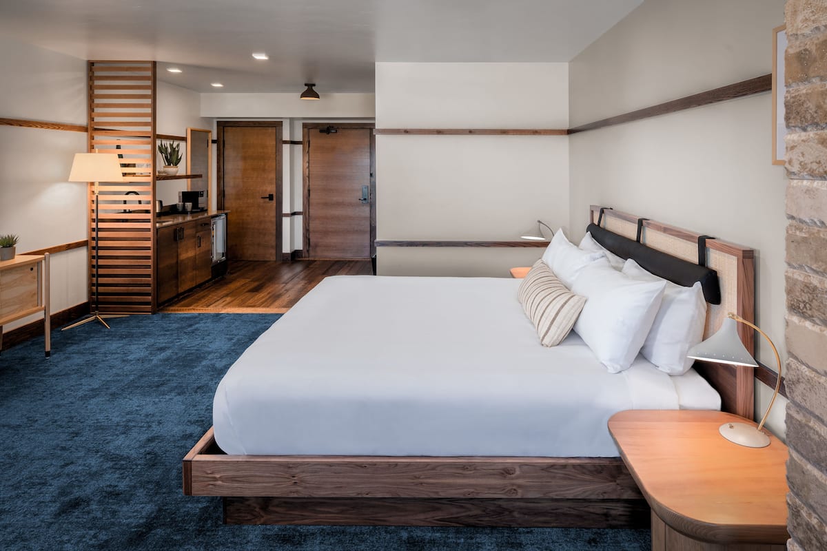 hypo-allergenic bedding, in-room safe, iron/ironing board, free wifi