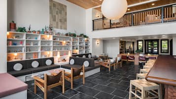2 bars/lounges, lobby lounge