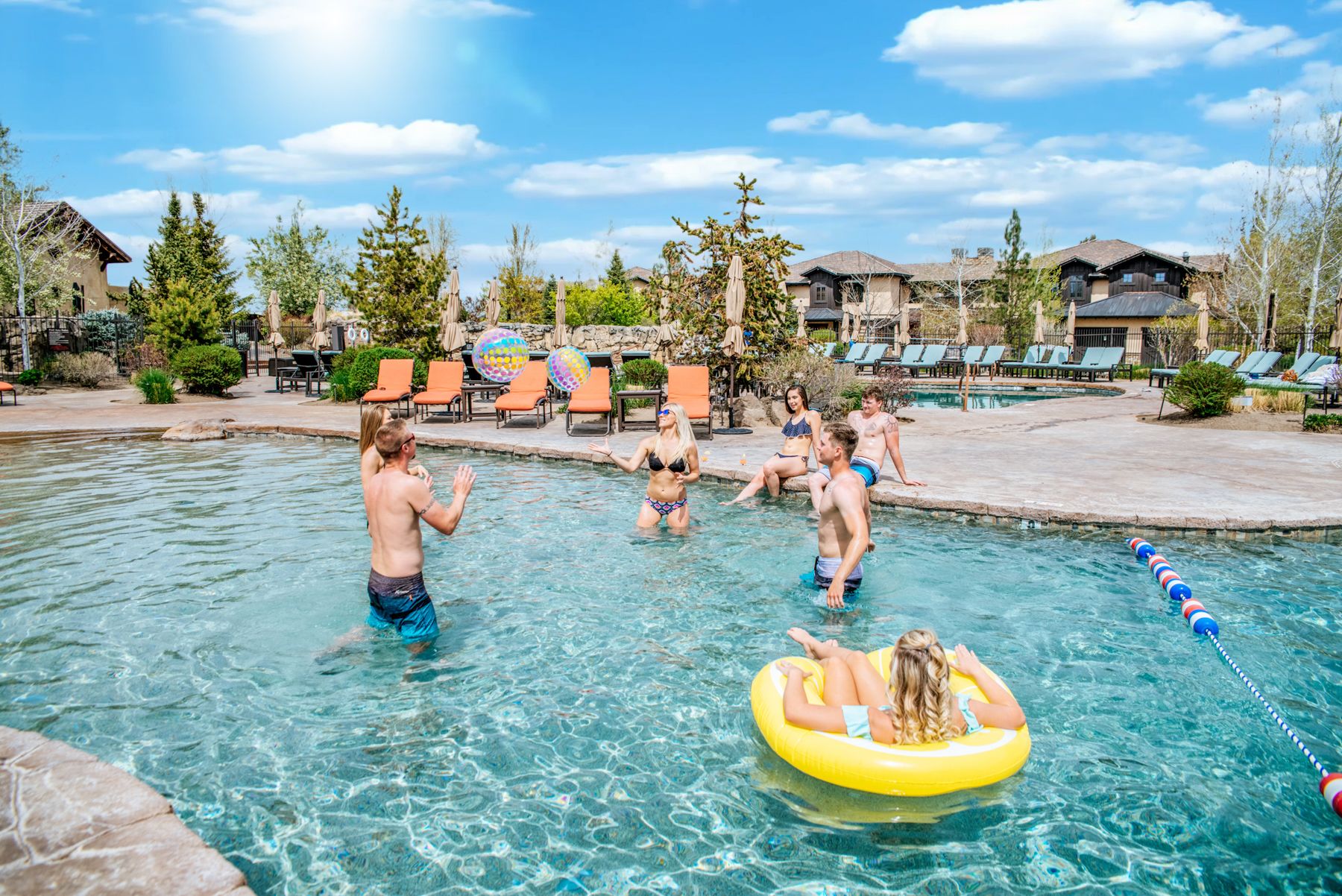 Ulkouima-allas avoinna 10.00–20.00, ilmaisia cabañoita, aurinkovarjoja