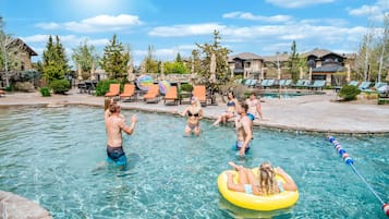 Piscine extérieure, cabanons gratuits, parasols de plage