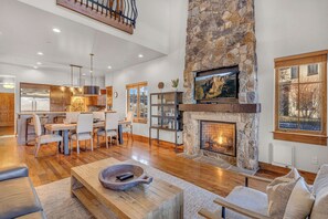 Kamer, 4 slaapkamers (Vacation Rental) | Hypoallergeen beddengoed, een kluis op de kamer