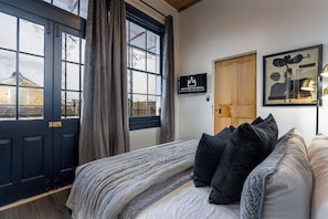 Napoleon #11 - Deluxe Apartment, 2 Bedroom with Balcony | Premium bedding, memory foam beds, laptop workspace, iron/ironing board - Saint Philip Residence (New Orleans)