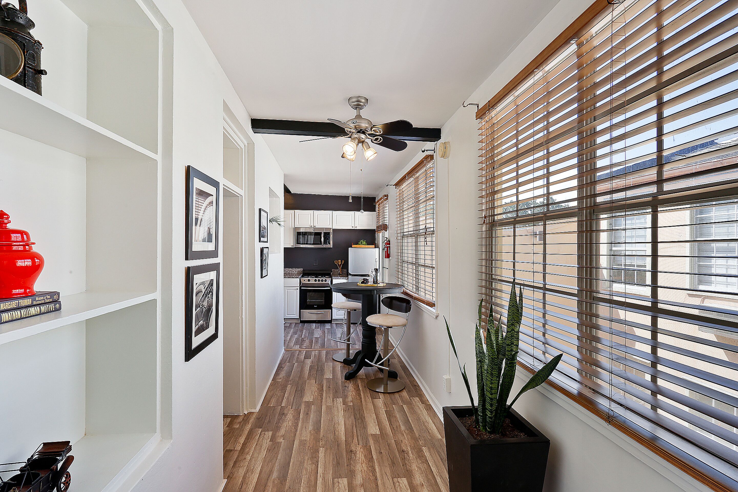 lasalle #10 - economy studio apartment, courtyard views | dining room