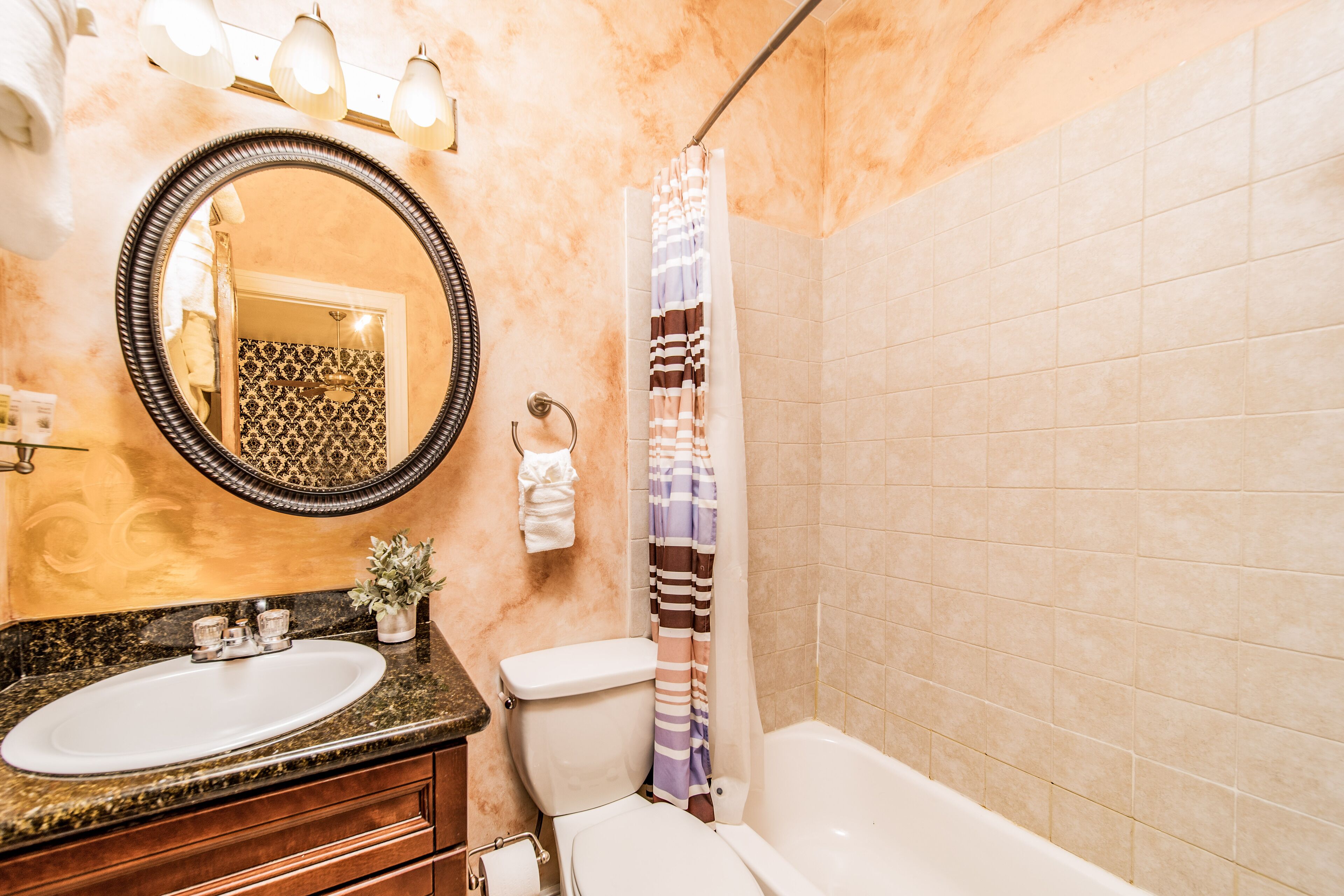 laffite #4 - studio apartment, ground floor, courtyard views | bathroom | shower, free toiletries, hair dryer, bathrobes