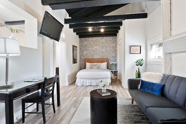 Departamento económico, 1 habitación, cocina, vista al patio | 2 habitaciones, ropa de cama de alta calidad y camas con pillow-top