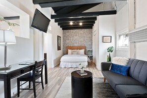 LaSalle #10 - Economy Studio Apartment, Courtyard Views | Premium bedding, pillowtop beds, individually decorated - Saint Philip Residence (New Orleans)