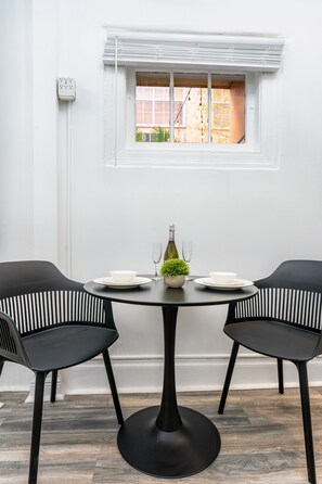 Appartement Confort, cuisine, côté cour intérieure | Restauration dans la chambre
