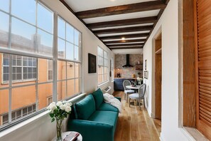 奢华公寓, 2 间卧室, 厨房, 庭院景观 | 客厅 | 液晶电视