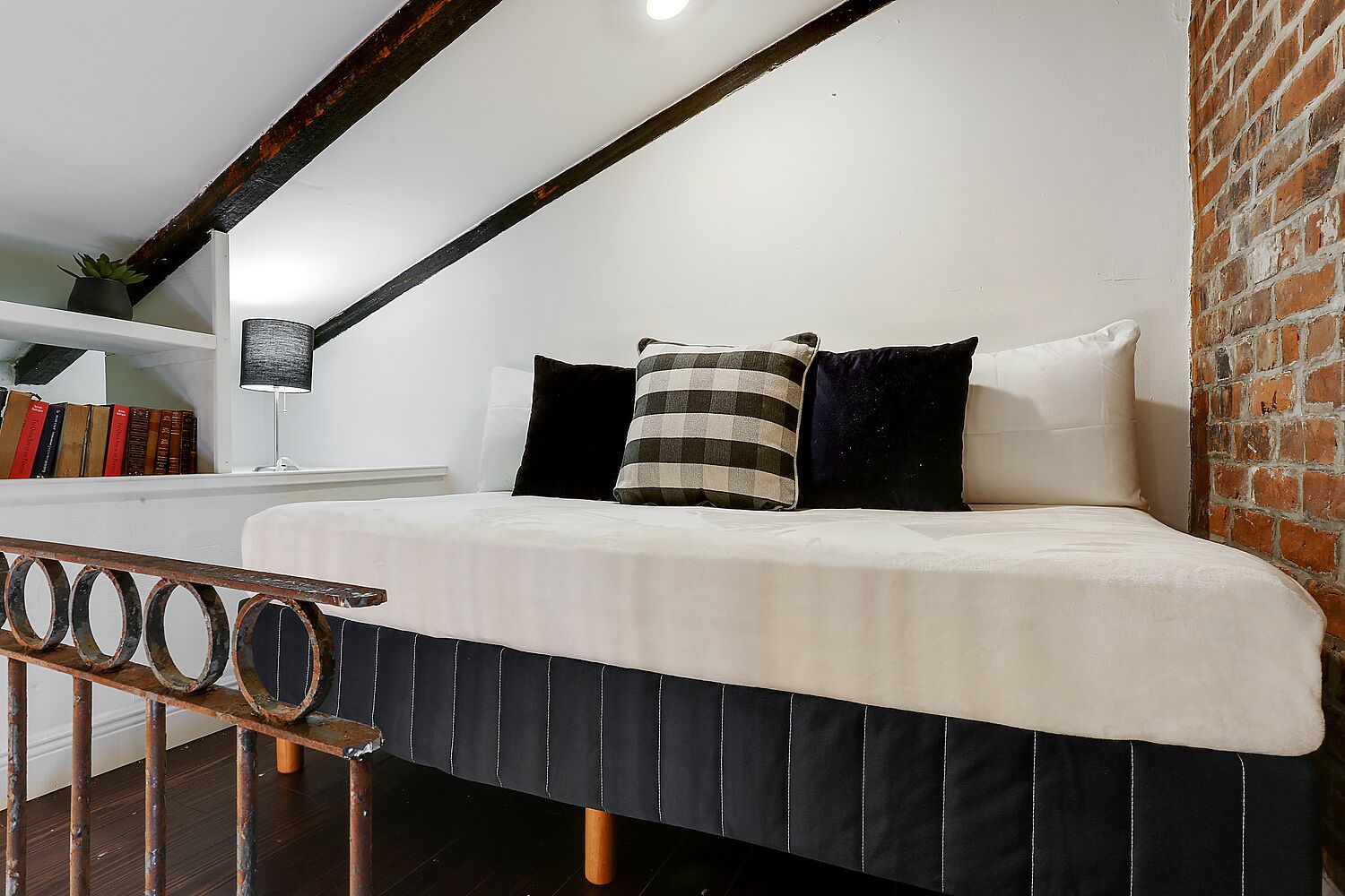 armstrong #14 - elite studio apartment, courtyard views | 2 bedrooms, premium bedding, pillow-top beds, individually decorated