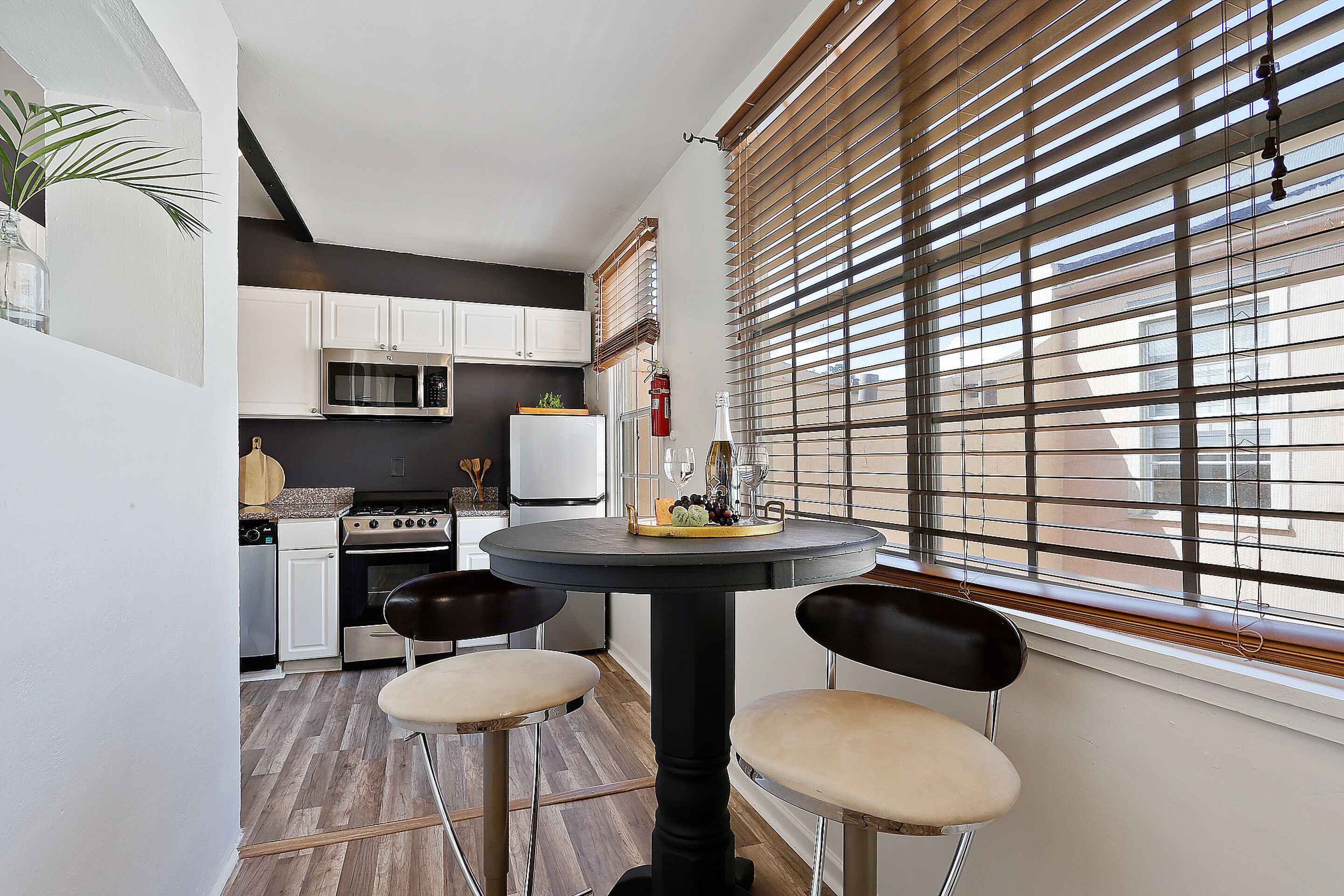 lasalle #10 - economy studio apartment, courtyard views | dining room