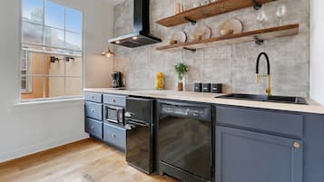 Appartamento Luxury, 2 camere da letto, cucina, vista cortile | Cucina privata | Frigorifero con congelatore, microonde, piano cottura, lavastoviglie