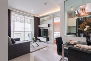 Deluxe Suite Room | 1 bedroom, premium bedding, minibar, in-room safe