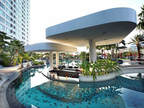 2 outdoor pools, pool loungers