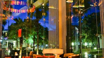 2 bar/lounge, bar olahraga
