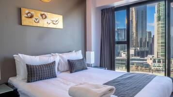 Departamento Premier, 2 habitaciones | Escritorio, cortinas blackout, tabla de planchar con plancha y cunas