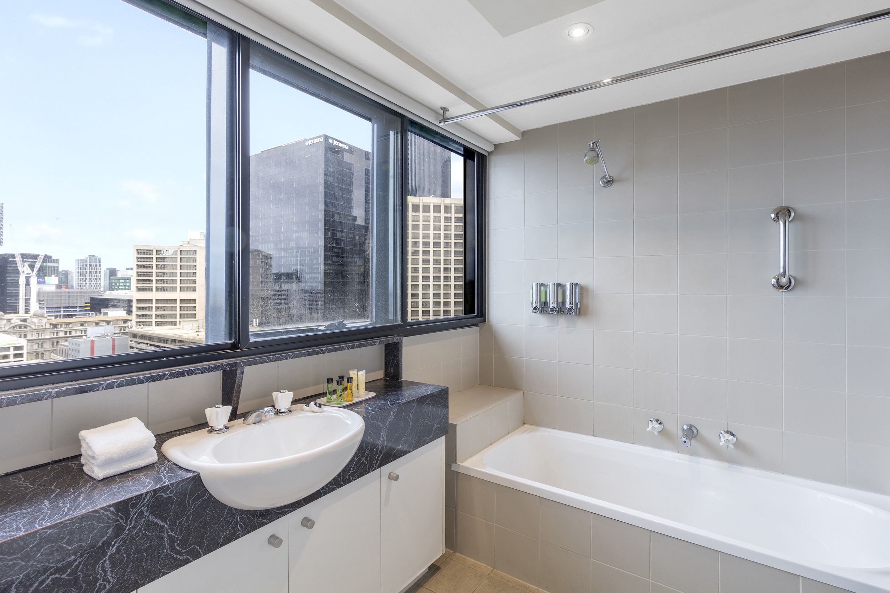 Departamento Deluxe, 1 habitación | Baño | Regadera, amenidades de baño gratuitas, secadora de cabello, toallas 