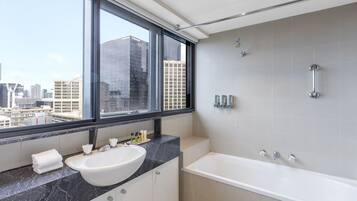 Departamento Deluxe, 1 habitación | Baño | Regadera, amenidades de baño gratuitas, secadora de cabello, toallas