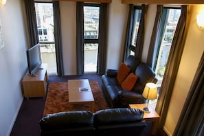32-inch LCD TV with digital channels, TV - Riverside Apartments Melbourne (Melbourne)