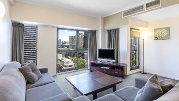 Departamento Deluxe, 2 habitaciones | Escritorio, cortinas blackout, tabla de planchar con plancha y cunas