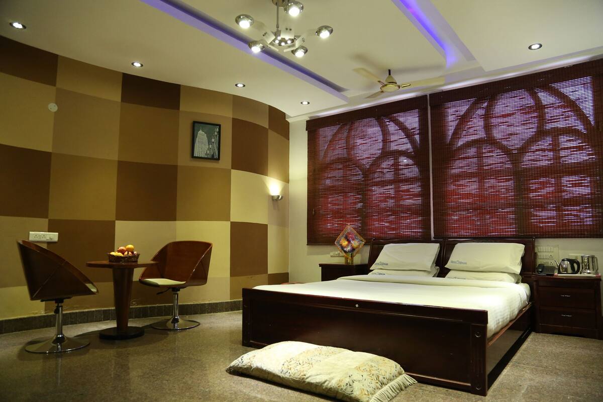 Deluxe Room | Premium bedding, minibar, in-room safe, individually decorated