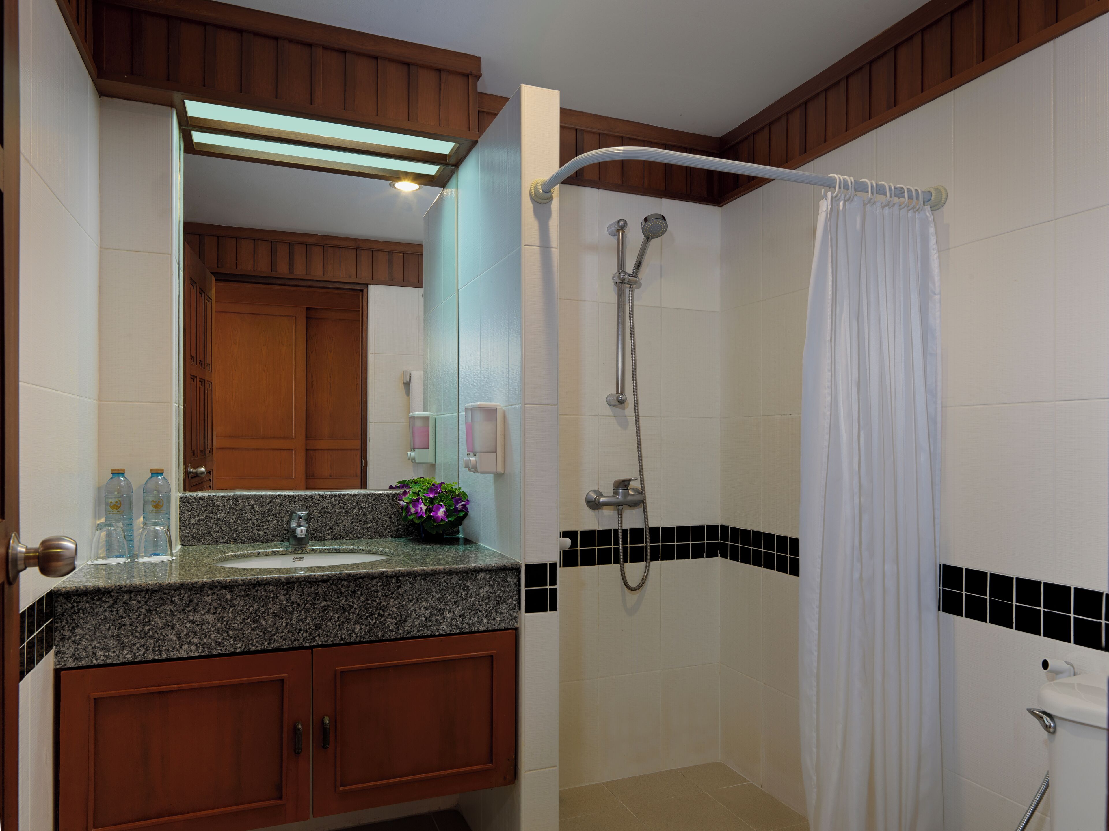 deluxe suite | bathroom | shower, free toiletries, hair dryer, towels