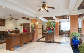 ฝ่ายต้อนรับ