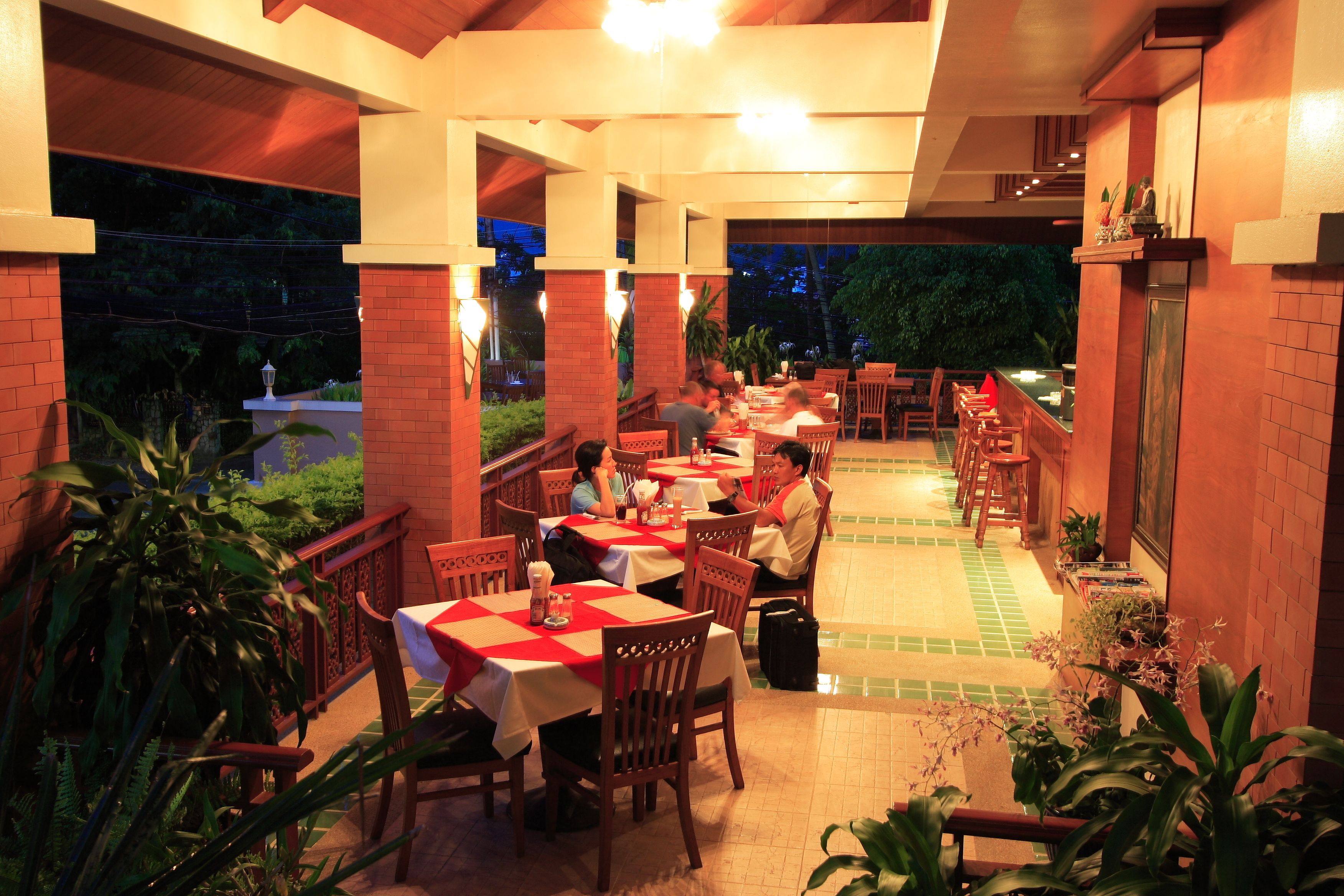breakfast, lunch, dinner served; thai cuisine, al fresco dining