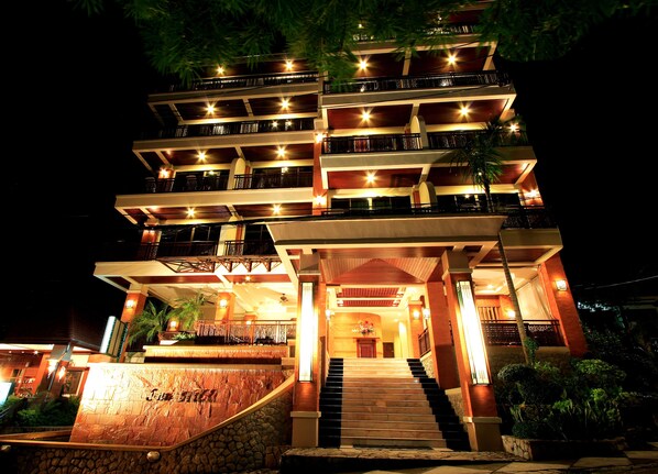 Front of property - evening/night - Sun Hill Hotel Patong (Patong)