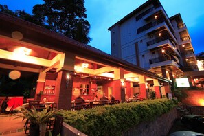Se sirven desayunos y almuerzos, restaurante con mesas al aire libre
