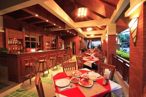 Se sirven desayunos y almuerzos, restaurante con mesas al aire libre